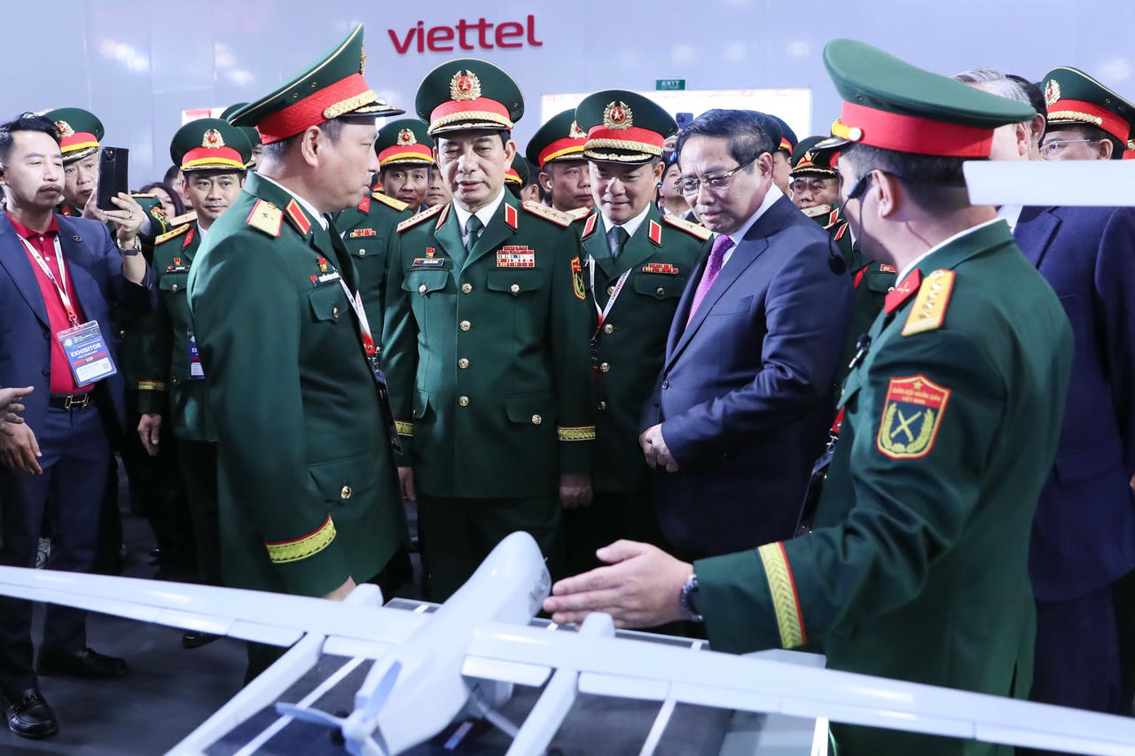 Thủ tướng Chính phủ Phạm Minh Chính, Bộ trưởng Bộ Quốc phòng Phan Văn Giang và các đại biểu tham quan các gian hàng tại Triển lãm Quốc phòng quốc tế Việt Nam lần thứ 2, năm 2024.