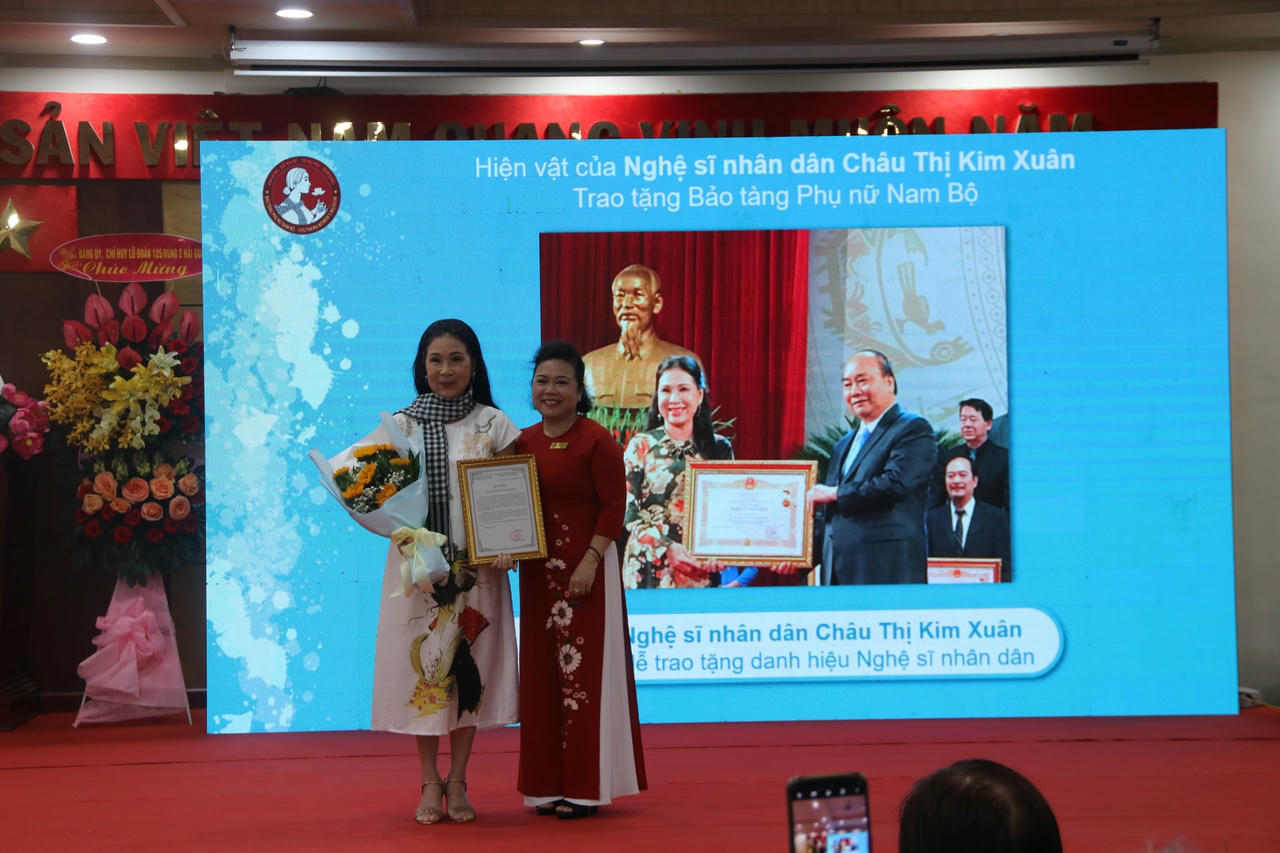Nghệ sỹ Nhân dân Kim Xuân nhận thư cảm ơn của bà Nguyễn Thị Thắm, Giám đốc Bảo tàng Phụ nữ Nam Bộ TP.HCM