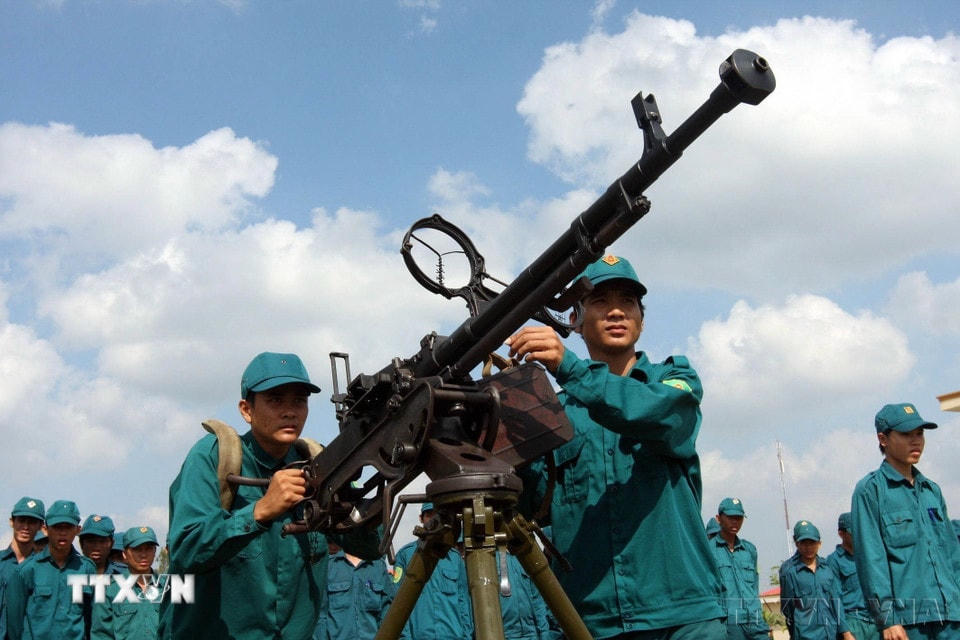 Lực lượng dân quân tự vệ huyện Phong Điền, tỉnh Thừa Thiên-Huế huấn luyện báo động chiến đấu mục tiêu trên không, tháng 12/2019. (Ảnh: Trọng Đức/TTXVN)