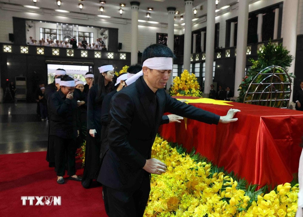 Các con, cháu bên linh cữu Tổng Bí thư Nguyễn Phú Trọng. (Ảnh: TTXVN) ttxvn_con chau ben linh cuu.jpg