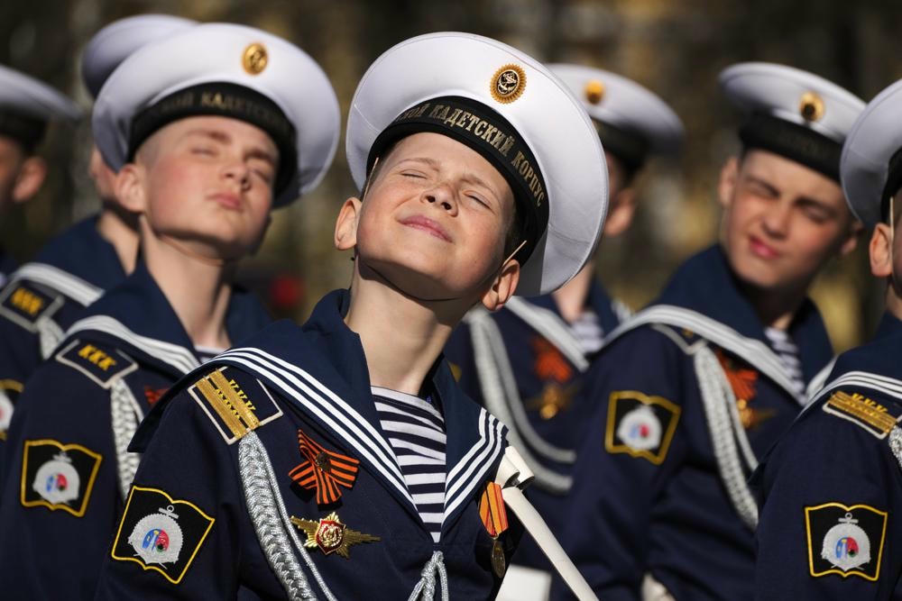 Các học viên trường Hải quân diễu hành trong lễ duyệt binh kỷ niệm Ngày Chiến thắng ở Moscow, Nga. Ảnh: AP.