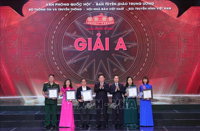 Chủ tịch nước Võ Văn Thưởng và Chủ tịch Quốc hội Vương Đình Huệ trao giải A cho các tác giả, đại diện nhóm tác giả. Ảnh: Hoàng Hiếu/TTXVN