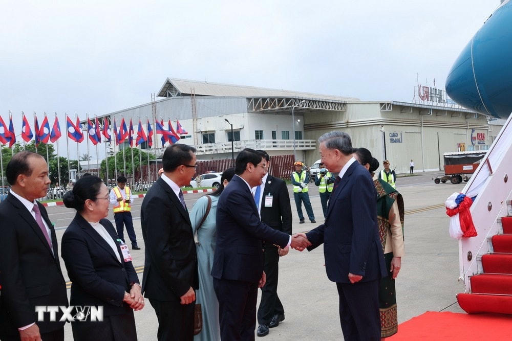 Lễ đón Chủ tịch nước Tô Lâm tại Sân bay quốc tế Wattay. (Ảnh: Nhan Sáng/TTXVN) ttxvn_1107_chu tich nuoc to lam lao (2).jpg