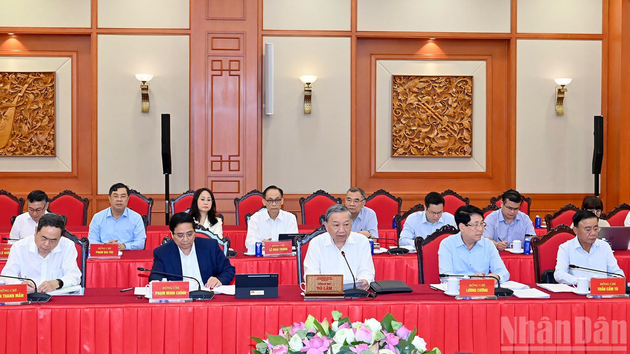 Tổng Bí thư Tô Lâm và các đồng chí lãnh đạo Đảng, Nhà nước chủ trì cuộc làm việc với Ban Thường vụ Thành ủy Thành phố Hồ Chí Minh. ndo_br_a217-bnd-4361.jpg