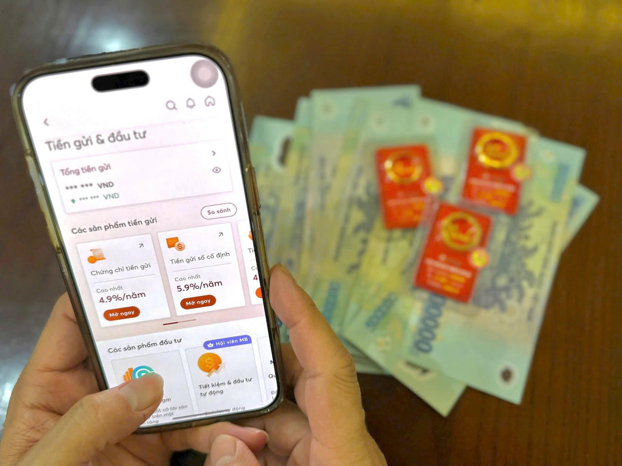 Một số nhà đầu tư tính phương án rút tiền gửi tiết kiệm để đầu tư vào vàng. Ảnh: TB
