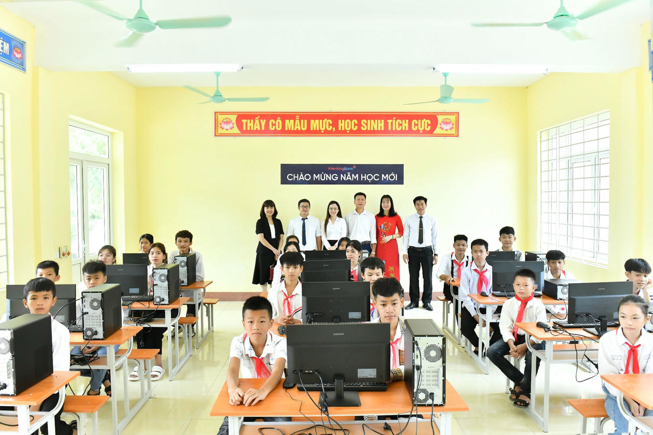 Đại diện KienlongBank và SCG trao tặng công trình kỷ niệm 30 năm thành lập trường PTDTNT tỉnh Kiên Giang