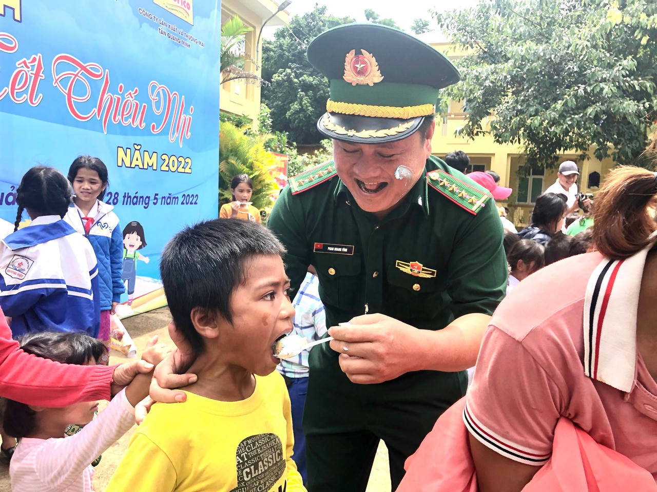 Những người trong ban tổ chức rất hạnh phúc khi đã mang niềm vui đến các em nhỏ nhân dịp Quốc tế Thiếu nhi.