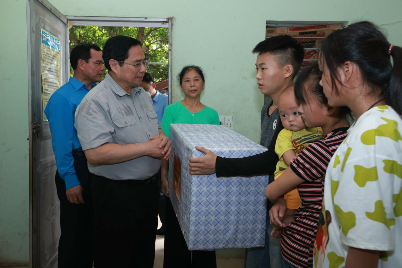 Thủ tướng Phạm Minh Chính đi thăm hỏi, tặng quà cho công nhân lao động.