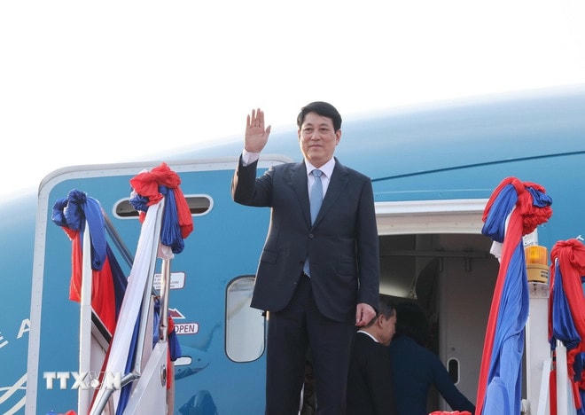 Chủ tịch nước Lương Cường tại sân bay quốc tế Wattay, thủ đô Vientiane, Lào. (Ảnh: Lâm Khánh/TTXVN) ttxvn-vna-potal-chu-tich-nuoc-luong-cuong-ket-thuc-tot-dep-chuyen-tham-cap-nha-nuoc-toi-chdcnd-lao-7995499.jpg