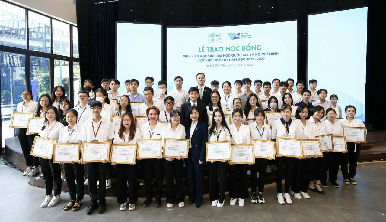 Trong nhiều năm liền, NovaGroup đồng hành cùng Quỹ phát triển ĐHQG TP.HCM và trao tặng hàng trăm học bổng cho các sinh viên vượt khó học tốt.