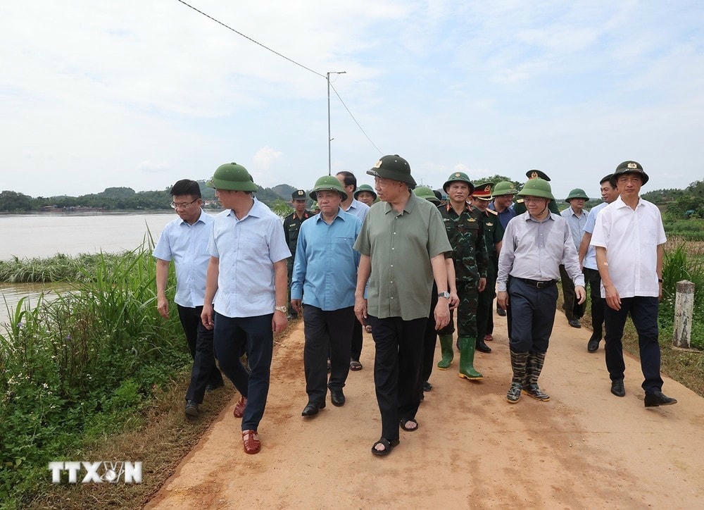 Tổng Bí thư, Chủ tịch nước Tô Lâm đi kiểm tra công tác củng cố, khắc phục sự cố một số điểm xung yếu ở đê sông Lô, xã Trường Sinh, huyện Sơn Dương, tỉnh Tuyên Quang. (Ảnh: Trí Dũng/ TTXVN) TTXVN_1209 Tong Bi thu Tuyen Quang 5.jpg