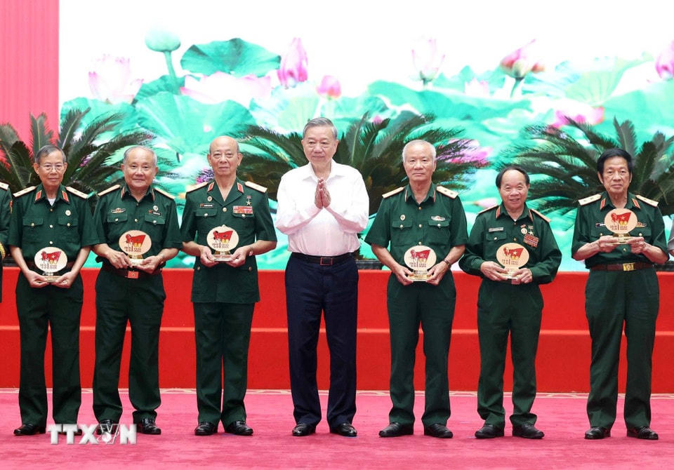 Tổng Bí thư Tô Lâm tặng quà cho các tướng lĩnh, Anh hùng lực lượng vũ trang nhân dân. (Ảnh: Thống Nhất/TTXVN)