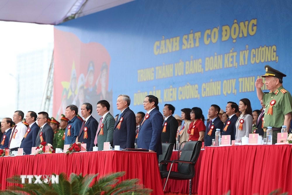 Thủ tướng Phạm Minh Chính và các đại biểu dự Lễ kỷ niệm 50 năm Ngày truyền thống Lực lượng Cảnh sát Cơ động. (Ảnh: Dương Giang/TTXVN) TTXVN_1404Thutuong6.jpg