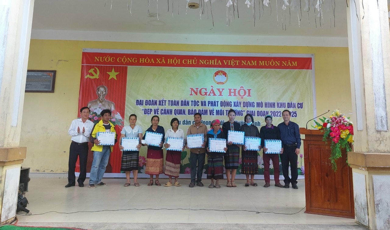 Đại biểu trao quà cho người dân khu dân cư Hoong Mới.