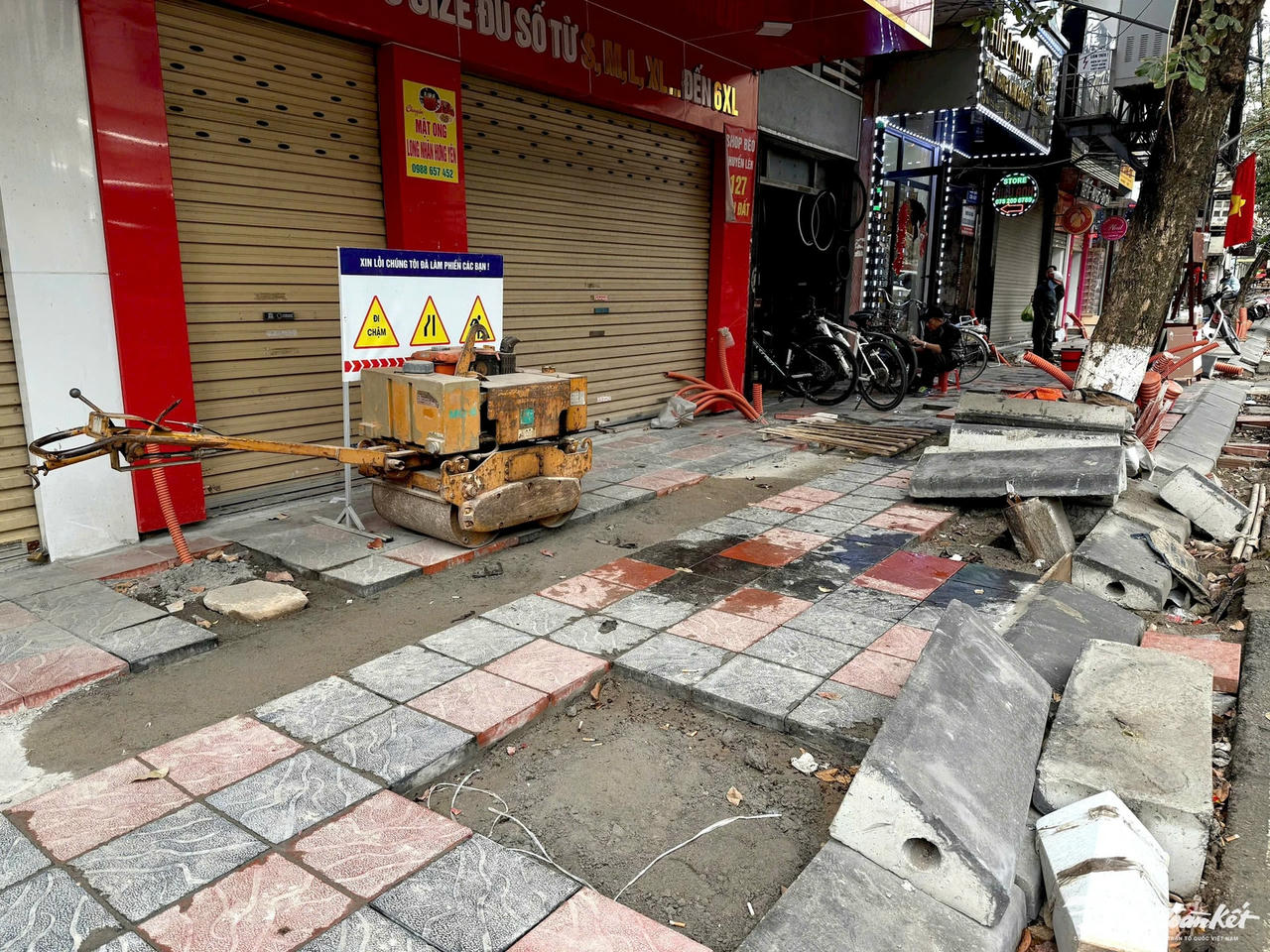 Người dân cho rằng, thời điểm bắt đầu thi công vỉa hè không hợp lý khi bắt đầu từ sát Tết Dương lịch 2025, kéo dài qua Tết Nguyên đán và đến hiện tại vẫn chưa hoàn thiện. Ảnh chụp ngày 6/2/2025. Ảnh: Phương Thanh.