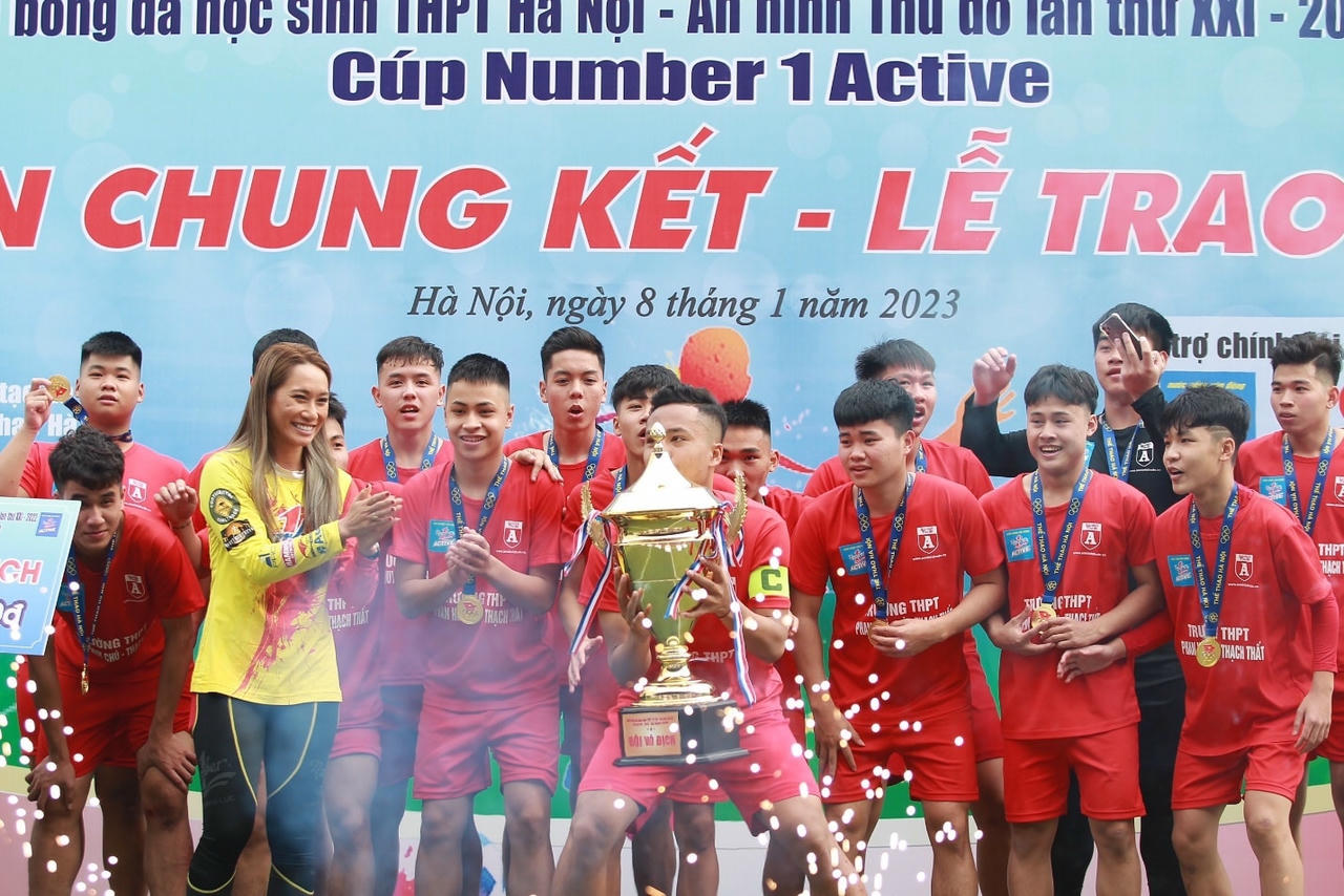 Đại diện Nhãn hàng Number 1 chúc mừng nhà vô địch sau trận chung kết.