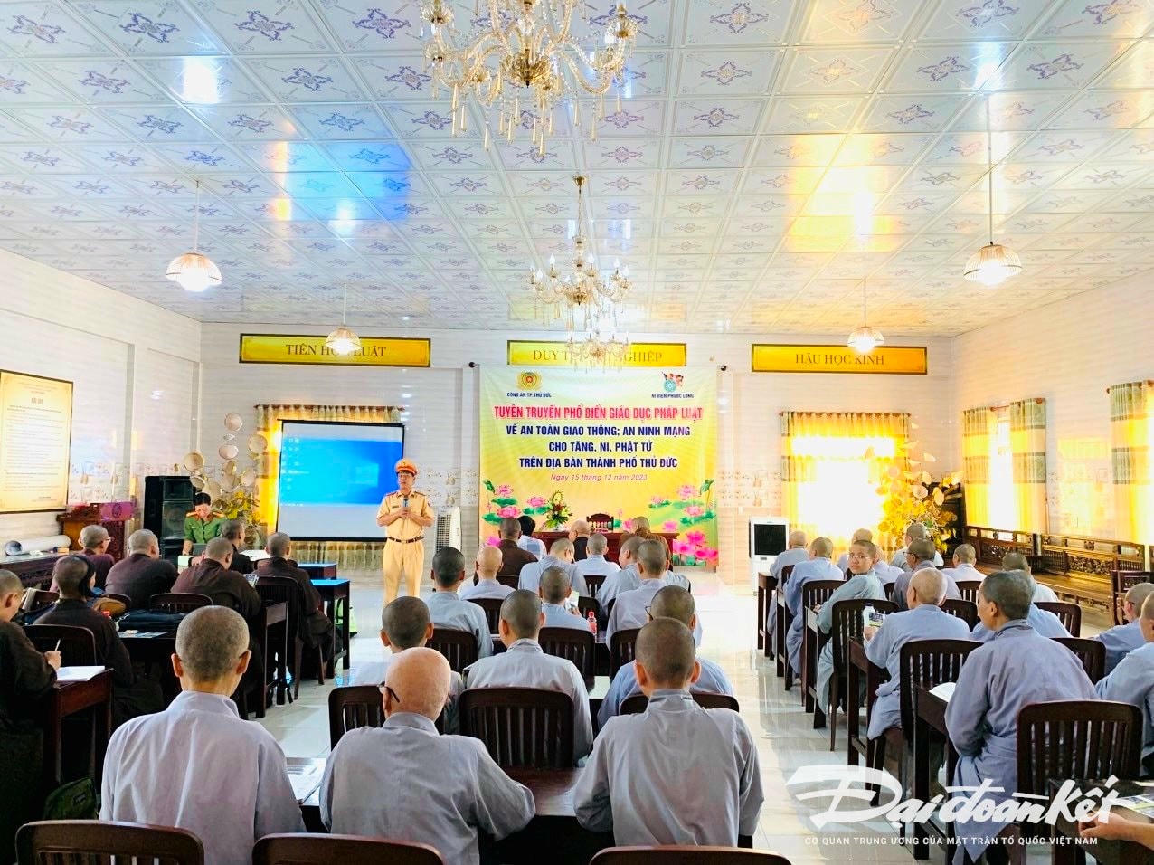 W_anh-3-sang-15-12-tnpt-o-tp-thu-duc-tham-gia-hien-ke-dam-bao-atgt..jpg