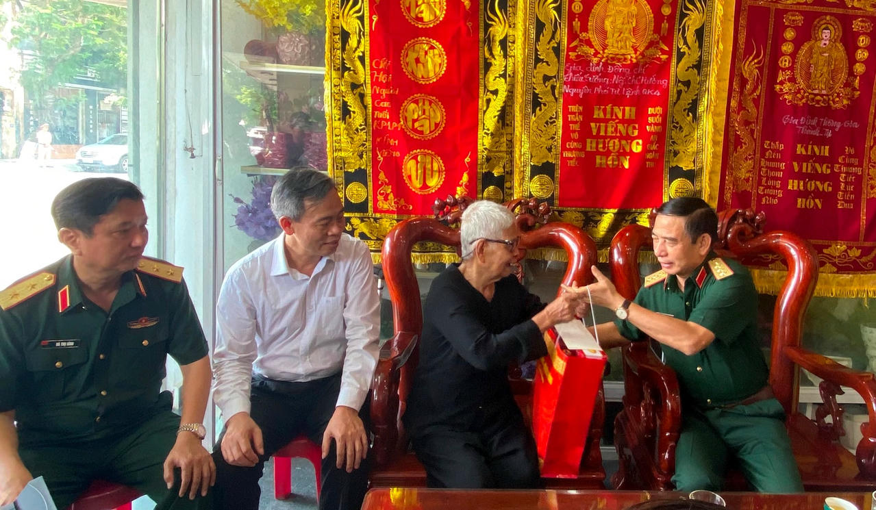 4-chan-tran-chi-thep.jpg