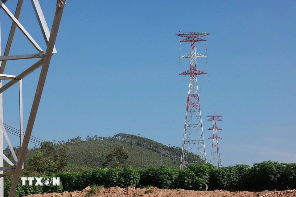 Dự án Đường dây 500kV Lào Cai-Vĩnh Yên đang thi công trên địa bàn xã Thái Hòa, tỉnh Phú Thọ. (Ảnh: Dương Giang/TTXVN)