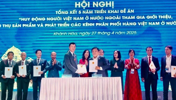 Ký kết các biên bản ghi nhớ giữa các doanh nghiệp, hiệp hội của Việt Nam và người Việt Nam ở nước ngoài tại hội nghị. (ảnh Thùy Trang).