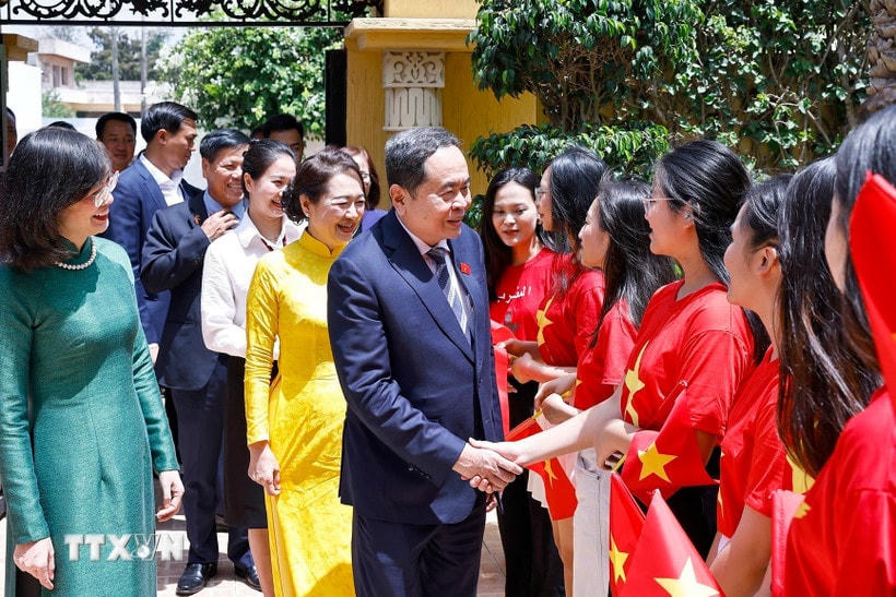 Chủ tịch Quốc hội Trần Thanh Mẫn và Phu nhân đến thăm, gặp gỡ cán bộ, nhân viên Đại sứ quán và cộng đồng người Việt Nam tại Maroc. (Ảnh: Doãn Tấn/TTXVN)