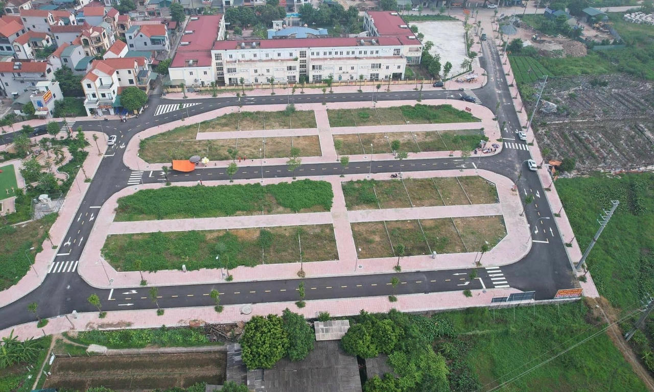 Phiên đấu giá 20 thửa đất (LK01 và LK02) tại khu xứ đồng Lòng Khúc, xã Tiền Yên, huyện Hoài Đức (Hà Nội) chỉ thu hút hơn 100 nhà đầu tư tham gia nhưng giá chốt những lô đầu tiên vẫn cán mốc trên 100 triệu đồng/m2.