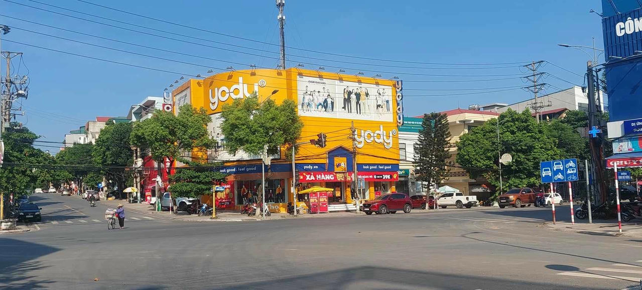 Khách sạn Công đoàn - khu đất vàng hai mặt tiền với diện tích hơn 500m2 là cái tên quen thuộc với rất nhiều người dân thành phố Việt Trì trong suốt hơn hai mươi năm qua. Khách sạn Công đoàn là tài sản công thuộc quản lý của Tổng Liên đoàn Lao động Việt Nam. Năm 2017, theo Nghị định 167 của Chính phủ về “Quy định sắp xếp lại, xử lý tài sản công”, Phú Thọ là địa phương được tiếp nhận bàn giao khu đất này. Tuy nhiên, đã sau nhiều năm, do những vướng mắc về thủ tục mà khu 