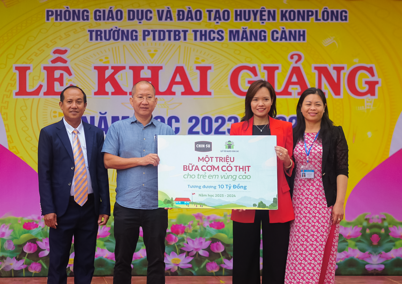 Đại diện CHIN-SU và đại diện Quỹ Trò nghèo vùng cao tại buổi Lễ Khai giảng.