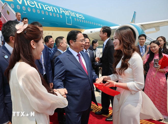 Học sinh, sinh viên Việt Nam tại Trung Quốc đón Thủ tướng Phạm Minh Chính. (Ảnh: Dương Giang/TTXVN) ttxvn-thu-tuong-bat-dau-du-hoi-nghi-thuong-nien-cac-nha-tien-phong-lan-thu-16-cua-wef-va-lam-viec-tai-trung-quoc-2406-2.jpg