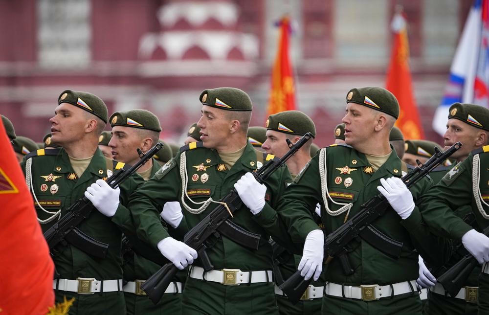 Các quân nhân Nga diễu hành trong cuộc diễu binh kỷ niệm Ngày Chiến thắng ở Moscow, Nga. Ảnh: AP.