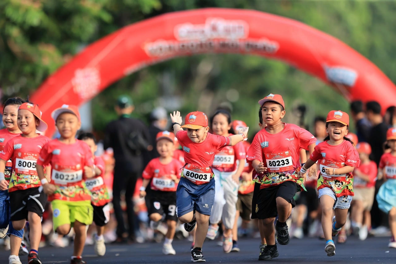 Các em nhỏ bứt tốc trên đường đua.