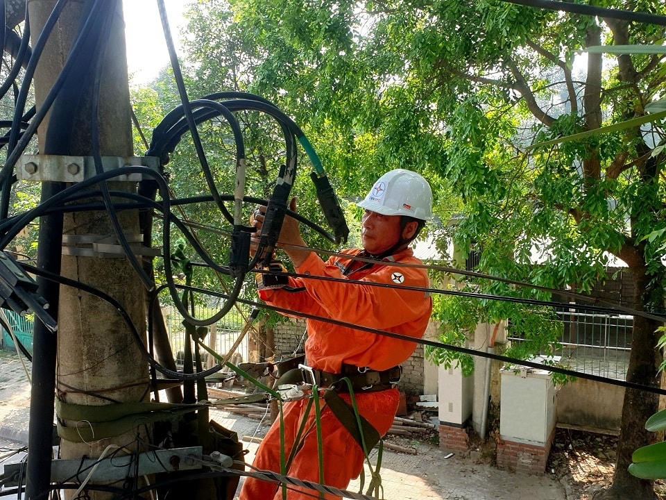 Công nhân Điện lực thành phố Thanh Hóa (PC Thanh Hóa) thực hiện thay dây dẫn đảm bảo mang tải góp phần nâng cao tính ổn định trong cấp điện cho khách hàng mùa nắng nóng 2023.