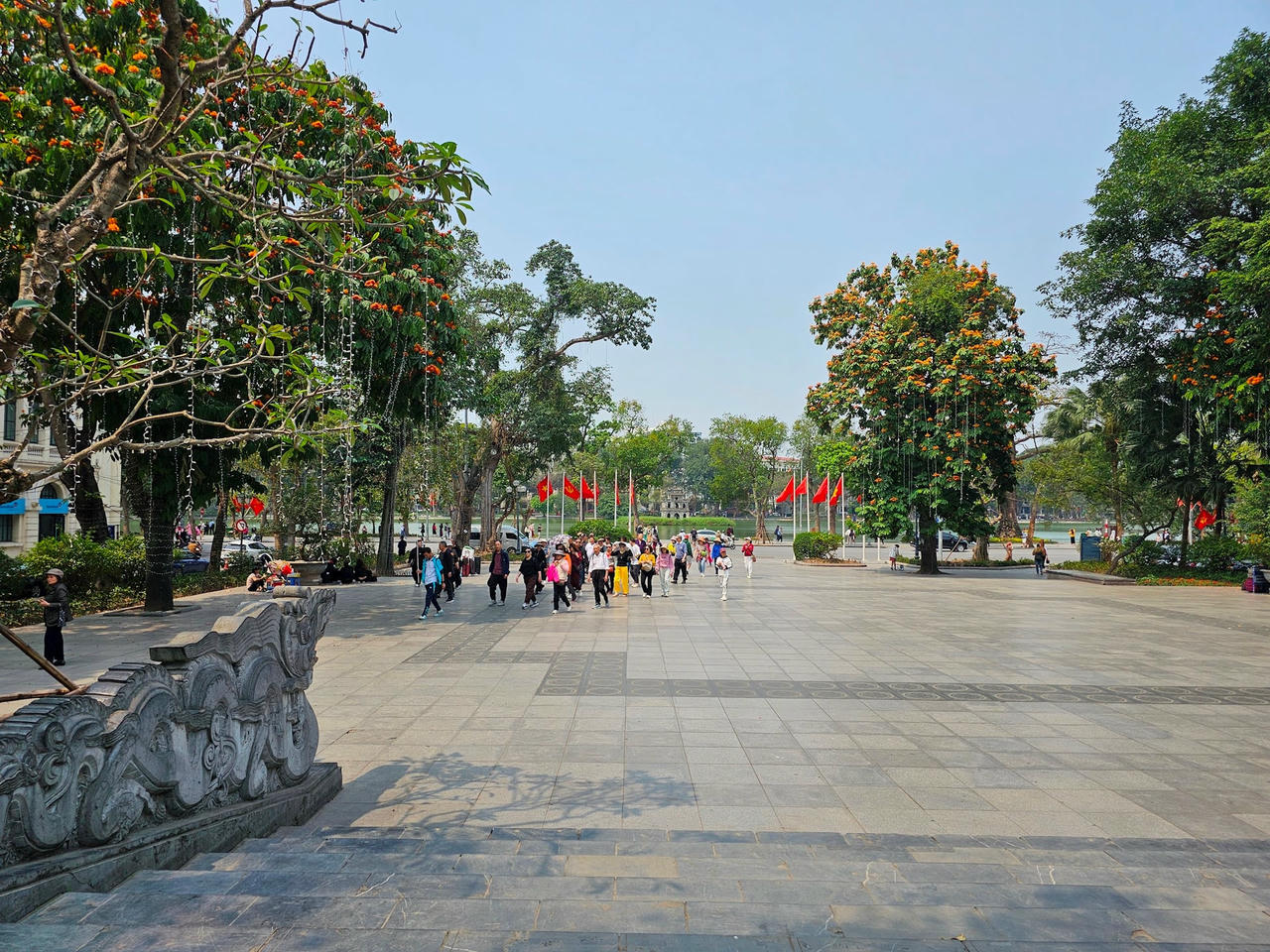 Tại vị trí trung tâm vườn hoa có hướng nhìn thẳng ra Tháp Rùa. Đây là một trong những điểm thu hút số lượng đông khách du lịch tham quan và