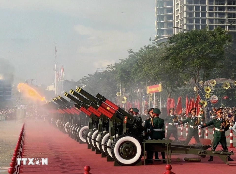 Các khẩu đại bác nã pháo vang trời. (Ảnh: Hồng Giang/TTXVN)