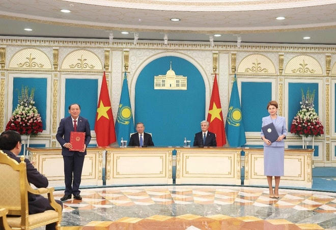 Tổng Bí thư Tô Lâm và Tổng thống Kassym-Jomart Tokayev chứng kiến Lễ trao Bản ghi nhớ hợp tác trong lĩnh vực văn hóa giữa Bộ Văn hóa, Thể thao và Du lịch Việt Nam và Bộ Văn hóa và Thông tin Kazakhstan giai đoạn 2025-2027. (Ảnh: Thống Nhất/TTXVN) viet-nam-kazakhstan-3-510.jpg