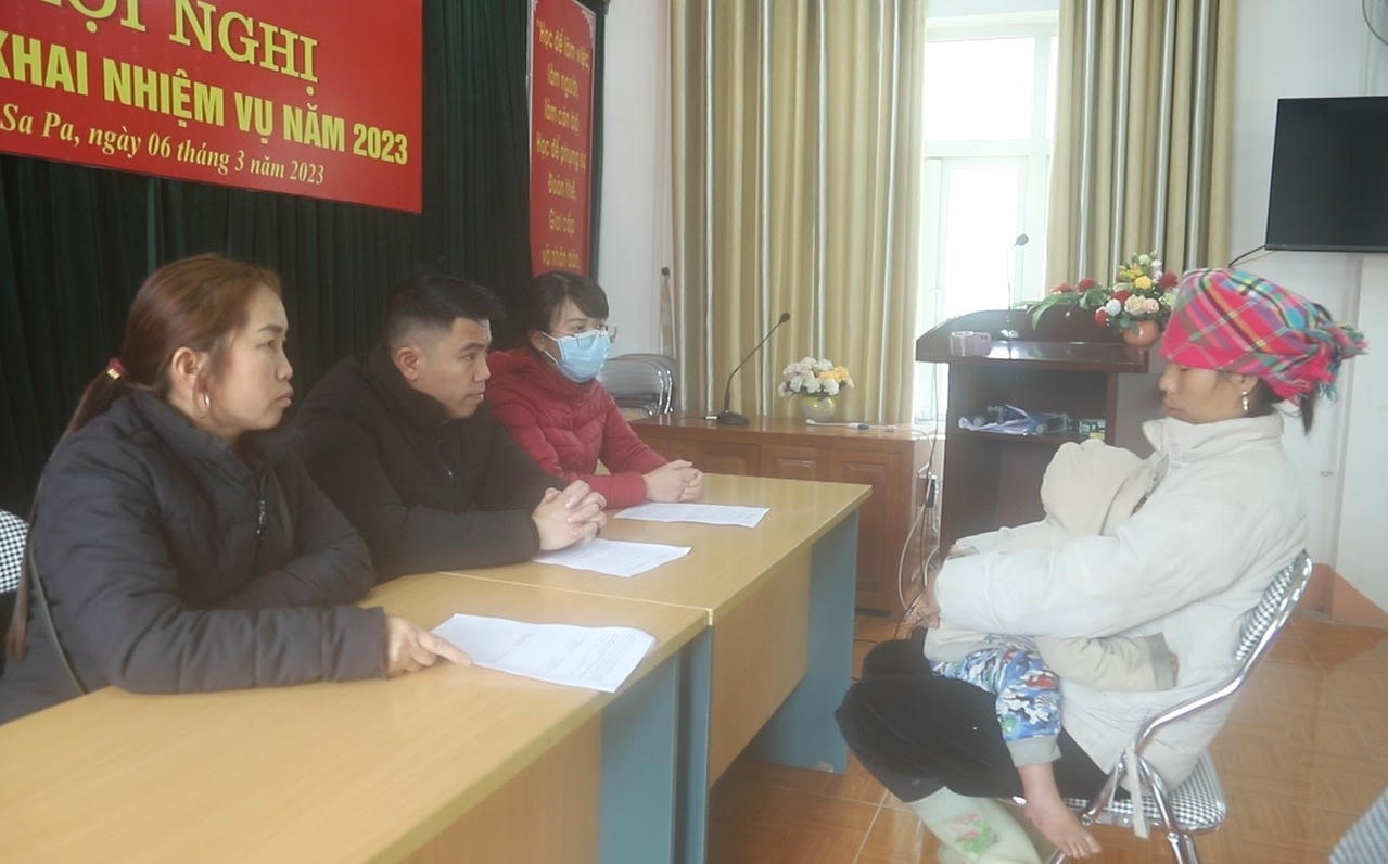 Lù Thị máy đang làm việc với lực lượng chức năng. Ảnh Tuấn Nguyễn