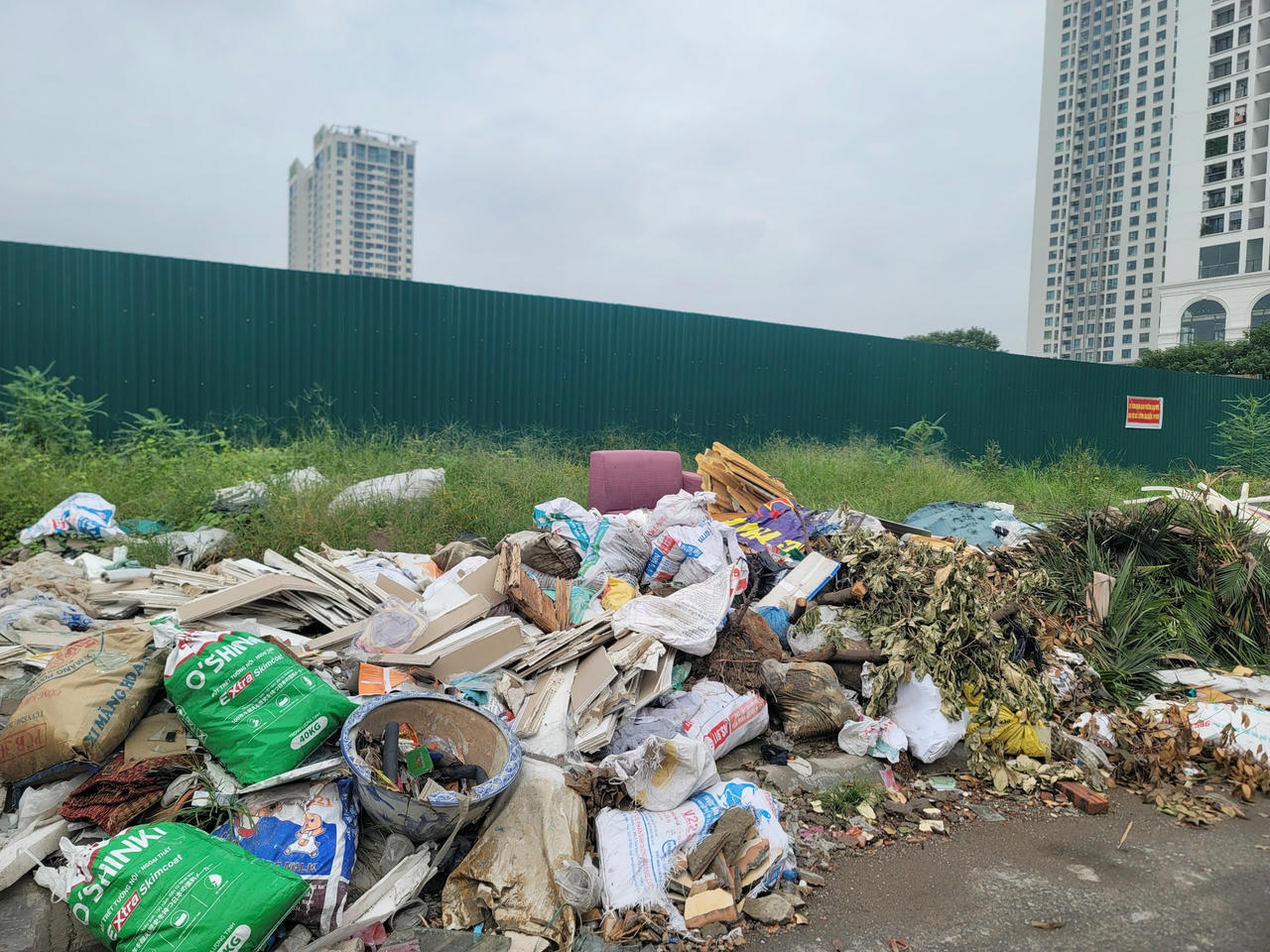 Rác thải kín vỉa hè chất từng đống cao cả mét.