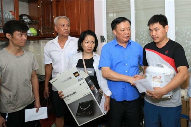 Bí thư Đinh Tiến Dũng hỗ trợ những đồ dùng thiết yếu cho các nạn nhân. Ảnh: Viết Thành.