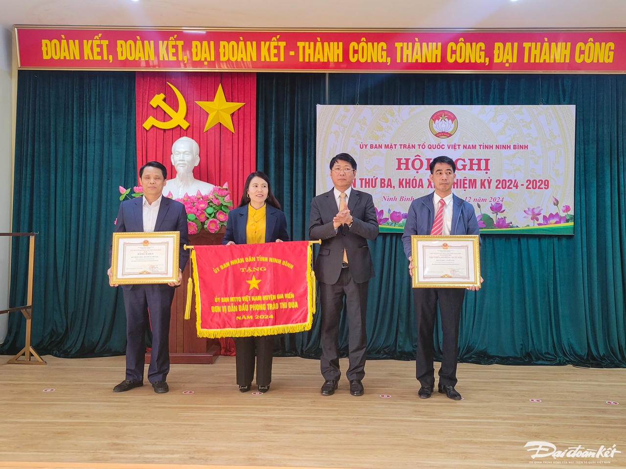 Ông Trần Song Tùng - Phó Chủ tịch UBND tỉnh Ninh Bình tặng cờ thi đua của UBND tỉnh cho đại diện Ủy ban MTTQ huyện Gia Viễn.