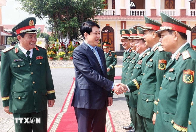 Chủ tịch nước Lương Cường với cán bộ, chỉ huy chỉ huy Bộ Tư lệnh Quân khu 9 (Bộ Quốc phòng). (Ảnh: Lâm Khánh/TTXVN) ttxvn-chu-tich-nuoc-quan-khu-9.jpg