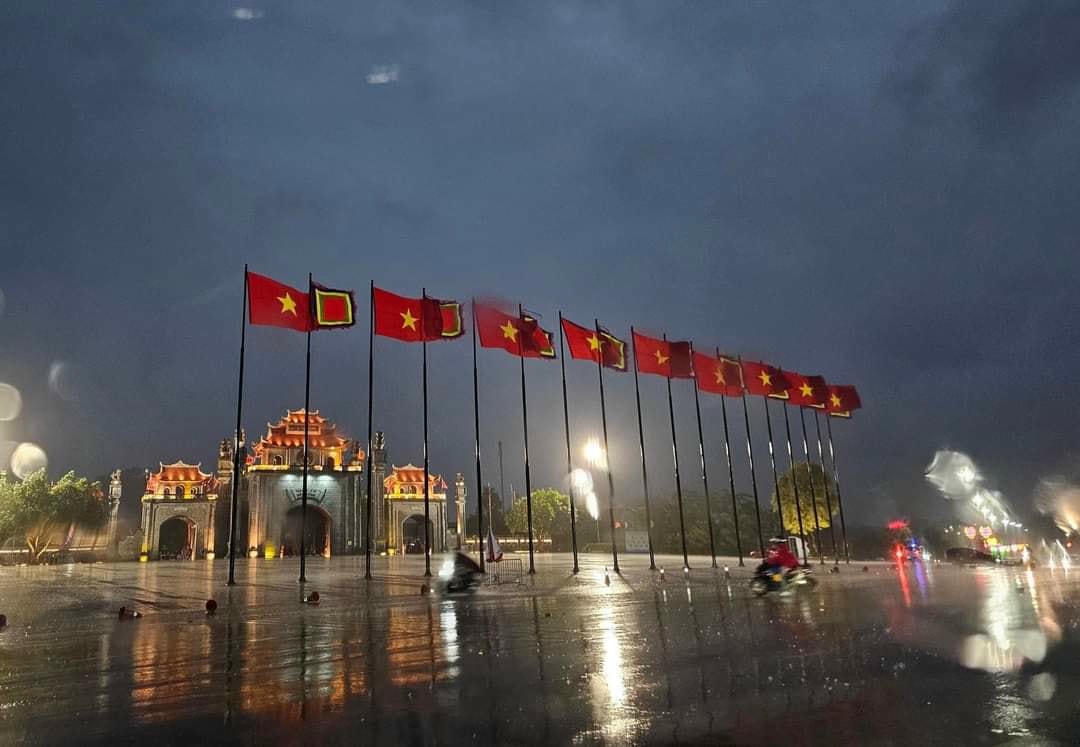 Bên trong Đền Hùng có bức phù điêu mang nhiều ý nghĩa lịch sử cũng như lời dạy cho người dân cả nước về đạo lý