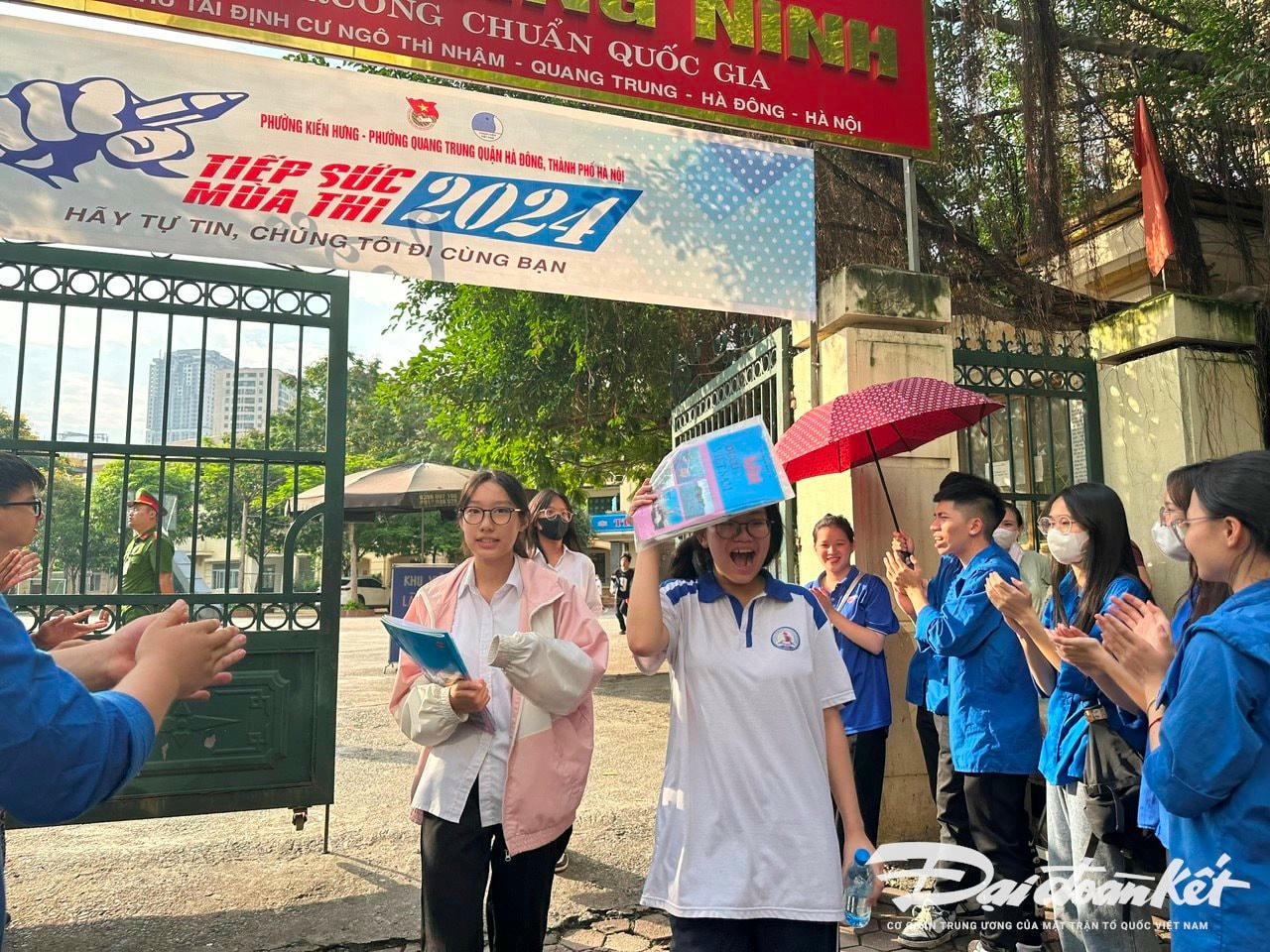 Thí sinh hoàn thành bài thi chuyên tại điểm thi Trường THCS Trần Đăng Ninh (quận Hà Đông). Ảnh: Nguyễn Hoài.
