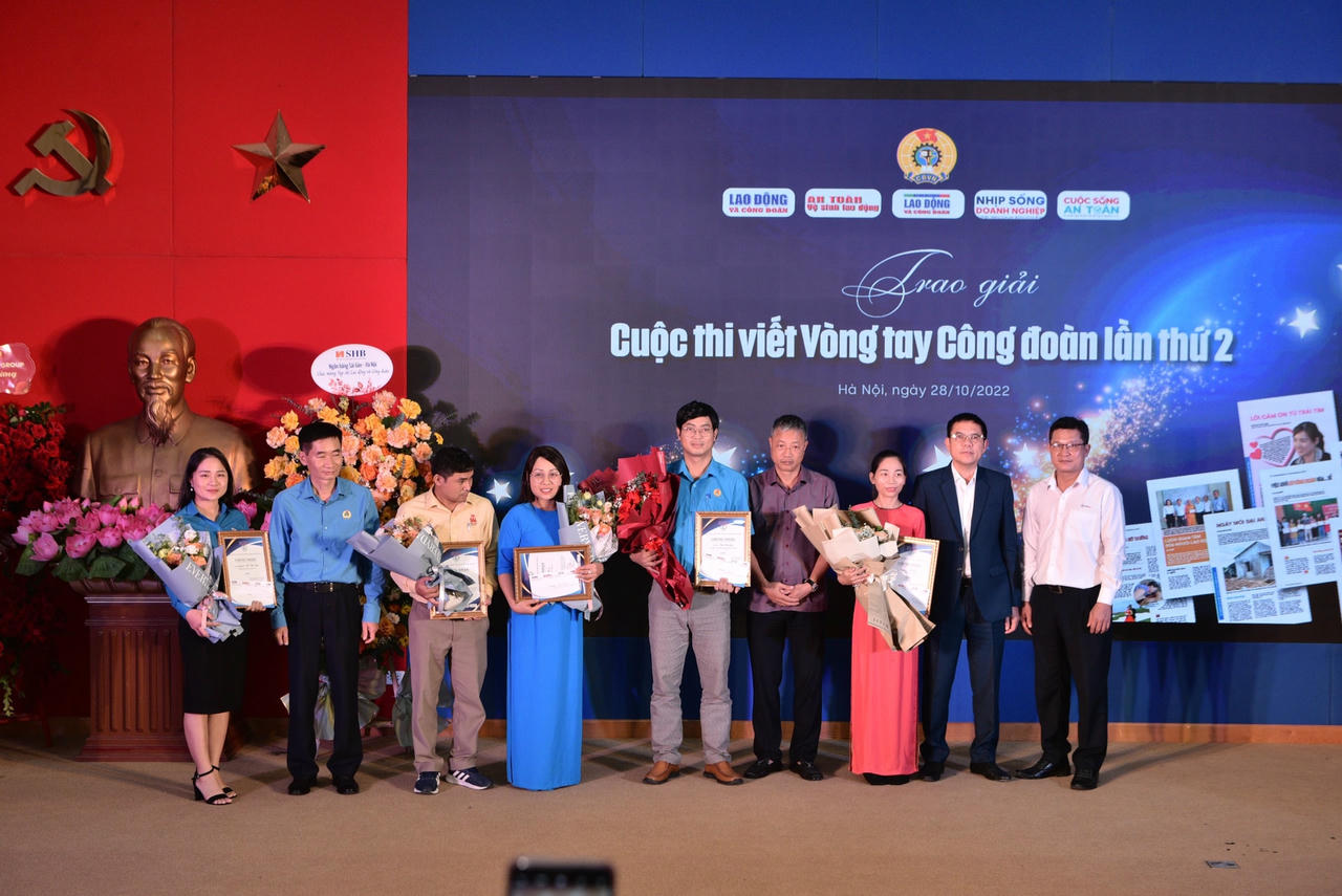 Ban tổ chức trao giải cho các tác giả đạt giải. 