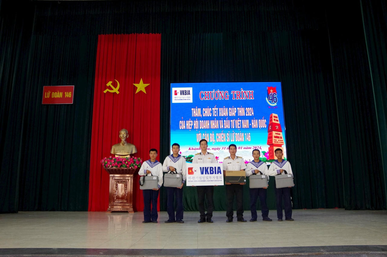 cac-can-bo-chien-sy-lu-doan-146-vung-4-hai-quan-nhan-qua-tang-tu-hiep-hoi-vkbia.jpg
