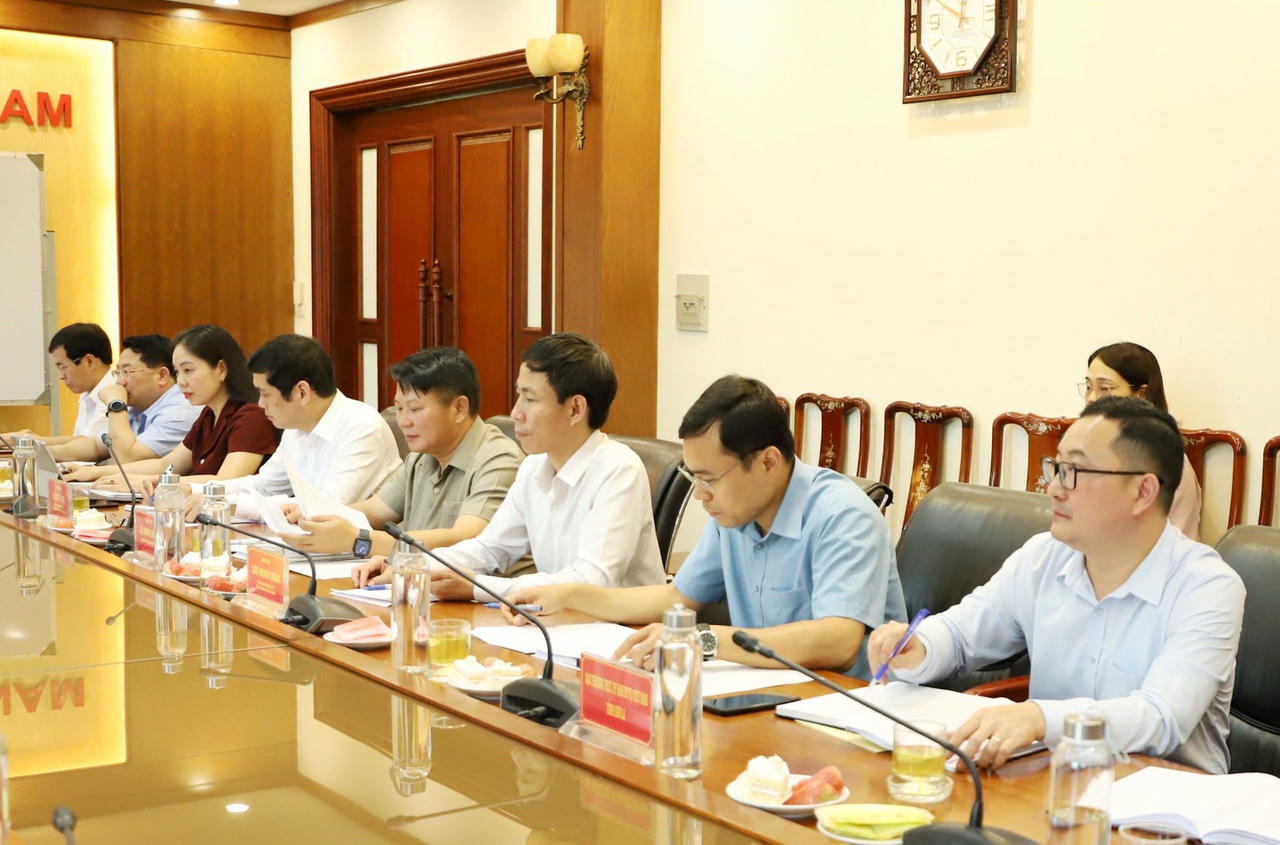 Lãnh đạo tỉnh Sơn La tại cuộc làm việc.