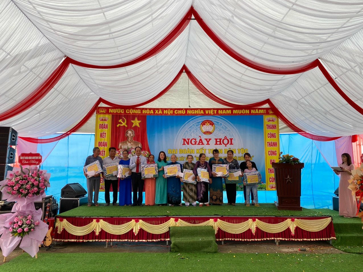 Nhiều gia đình chính sách, hộ nghèo, hộ có hoàn cảnh khó khăn được trao quà động viên trong Ngày hội.