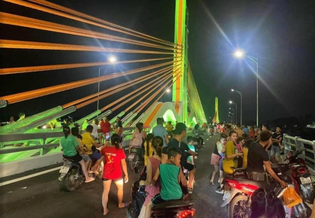 Tối lại lên cầu hóng mát.