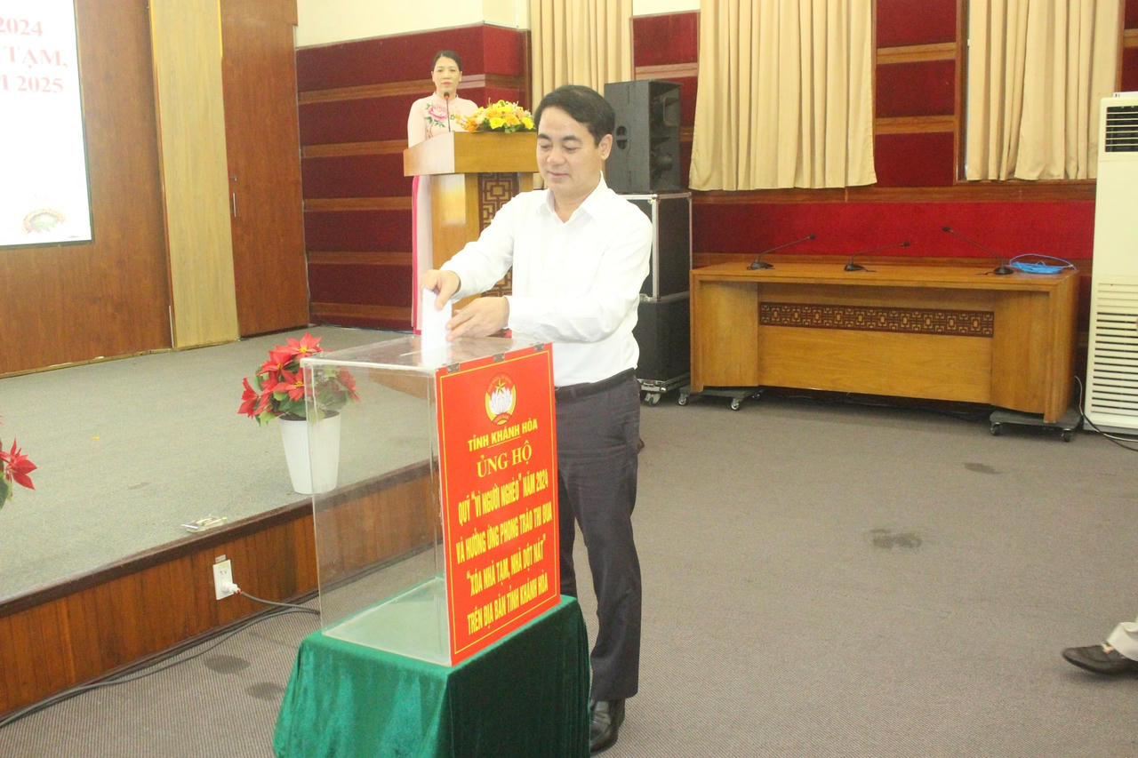 Ông Nghiêm Xuân Thành, Ủy viên Trung ương Đảng, Bí thư Tỉnh ủy Khánh Hòa ủng hộ Quỹ vì người người nghèo.