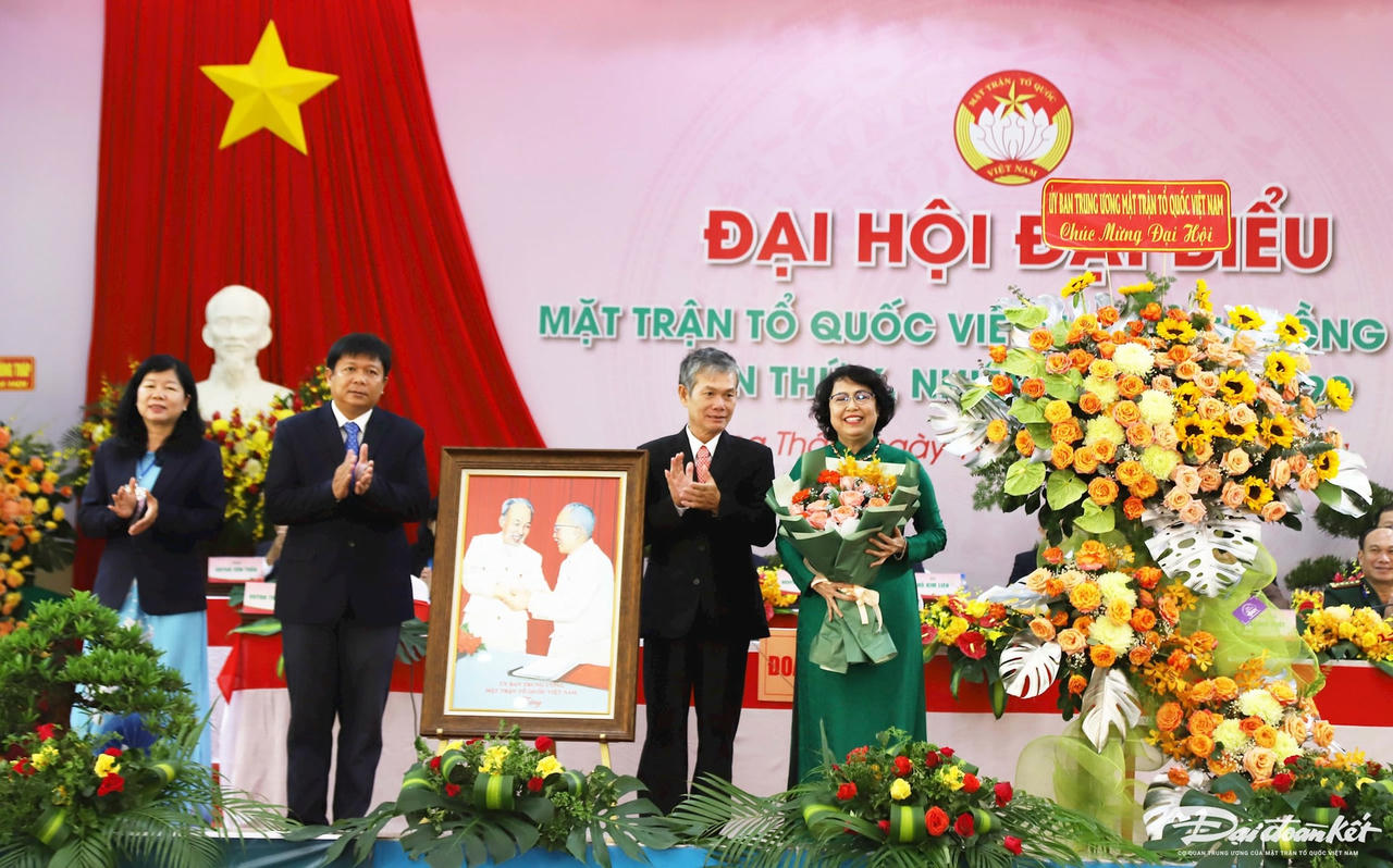 Phó Chủ tịch Tô Thị Bích Châu trao bức ảnh Bác Hồ - Bác Tôn cho UBMTTQ Việt Nam tỉnh Đồng Tháp.