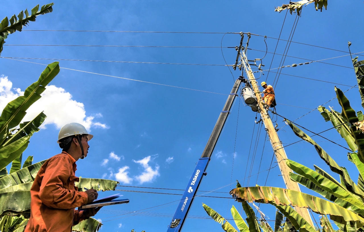Nhân viên điện lực các tỉnh phía Nam kiểm tra hệ thống điện, bảo đảm các phương án cấp điện an toàn trong mùa mưa bão 2023.